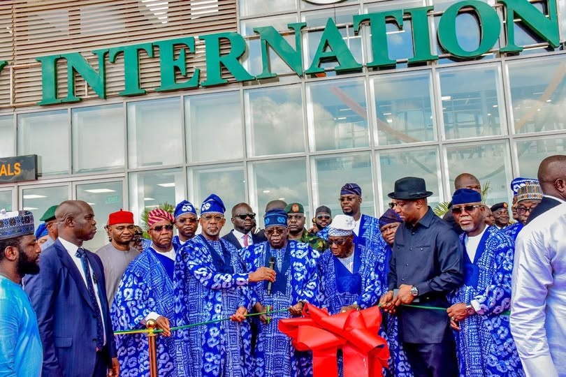 President Tinubu, centre, cutting the tape, former President Obasanjo, third right, Senate President Akpabio, third left, Governor Abiodun, fourth left, Governor Aiyedatiwa, first right, Festus Keyamo, second right