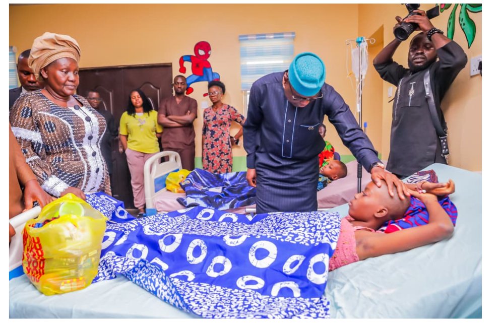 Governor Oyebaji with one of the Eda Oniyo kidnap victims at the hospital