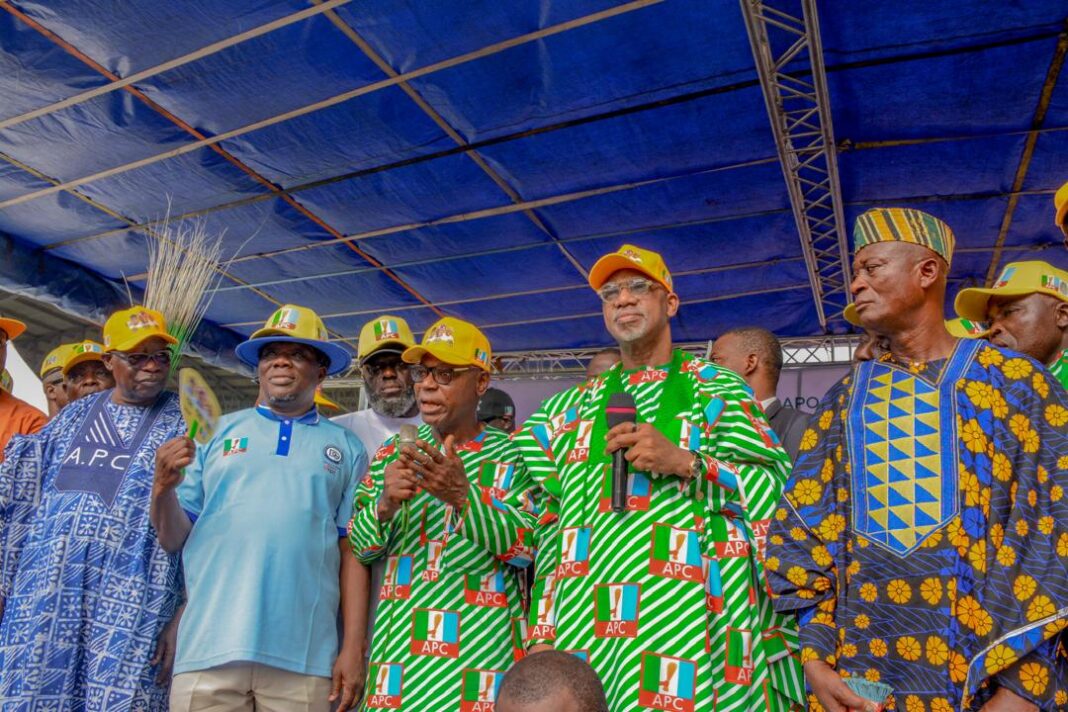 L-R: The Ogun state Chairman of the All Progressives Congress (APC);Chief Yemi Sanusi, former People's Democratic Party member in Ijebu-Ode;Asiwaju Oladapo Odumosu,Hon. Ladi Owodunni, Ogun State Governor;Prince Dapo Abiodun and another former member of the People's Democratic party (PDP);dHon. Sanni Olalekan during the official Acceptance of former People's Democratic Party (PDP) and African Democratic Congress (ADC )Members from the Ogun East Senatorial District into the All Progressives Congress held at the Ojude-Oba pavilion in Ijebu-Ode on Friday.