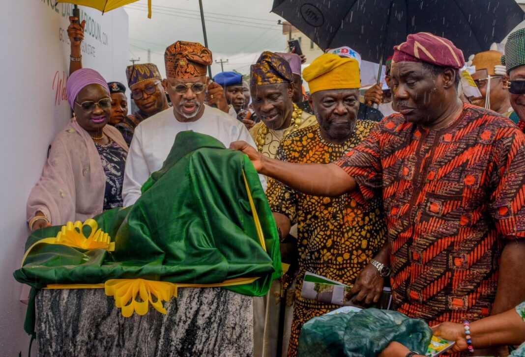 Governor Abiodun commissioning the road