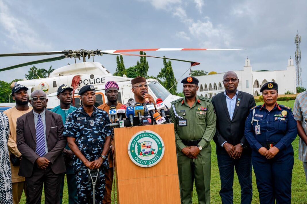 L-R: Ogun State Director, Directorate of State Service (DSS), Mr. Rasheed Adelakun; Commissioner of Police, Bode Ojajuni; Ogun State Governor, Prince Dapo Abiodun; Commandant, 35 Artillery Brigade of the Nigerian Army, Alamala, Abeokuta, Brig. Gen. Friday Onu; Commander, Ogun State Security Network Agency (Amotekun), Brig. Gen. Alade Adedigba (rtd) and the state commandant, Nigeria Security and Civil Defence Corps, Commandant Remilekun Omolade, during the press conference held to announce the release of the kidnapped students of the Gateway ICT Polytechnic, Saapade and the arrest of their abductors at the Governor's Office, Oke-Mosan, Abeokuta on Thursday.