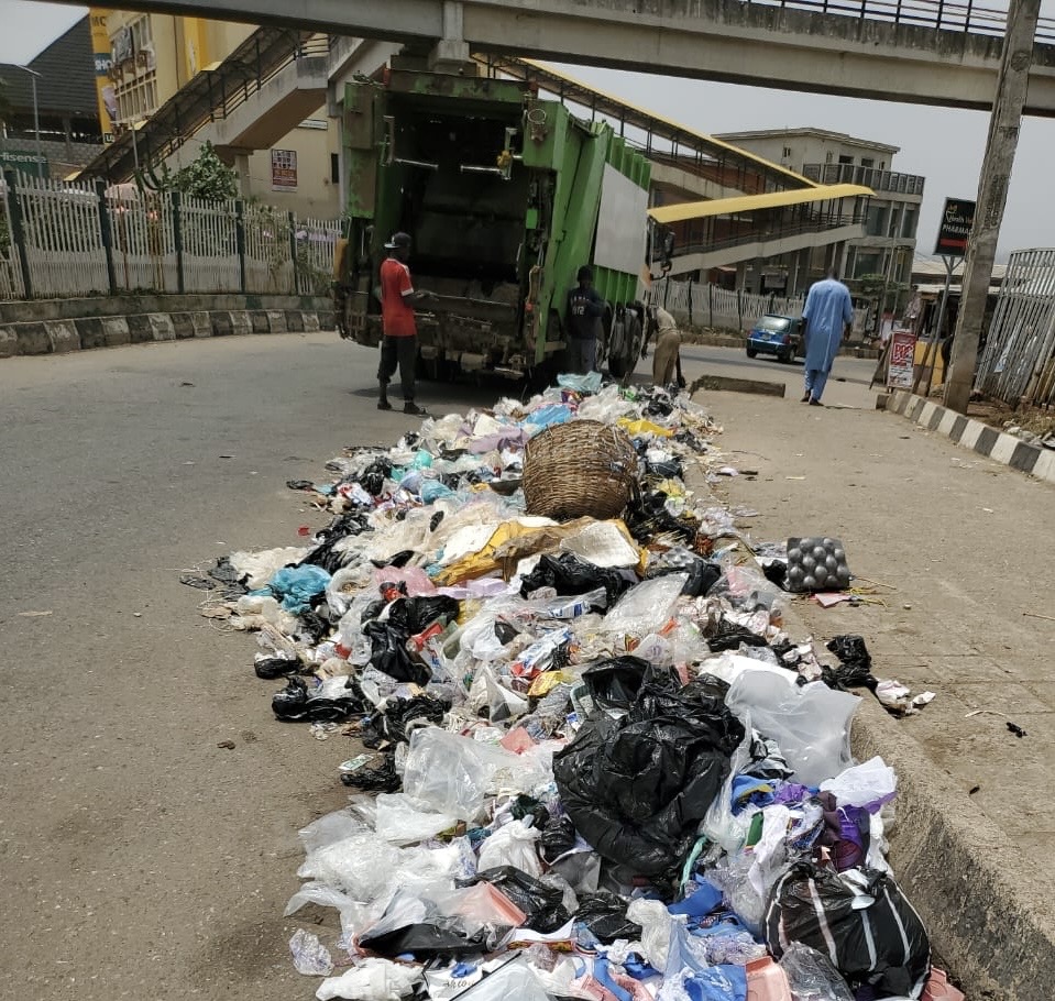 Evacuation of waste along Obasanjo - winner's - ldiroko road at OTA II3