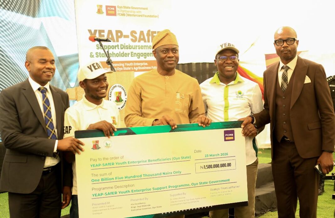 From left: Zonal Head, South-west 1, First City Monument Bank (FCMB), Mr. Kabir Salawu; a youth farmer and beneficiary, Mr. Rasheed Musa; Governor Seyi Makinde of Oyo State; Director-General of the Oyo State Agribusiness Development Agency, Mr. Debo Akande and Head of Business, FCMB Microfinance Bank, Mr. Friday Nwokolo, at the disbursement of N1.5 million each to 1,000 agripreneurs. The ceremony took place recently in Oyo State