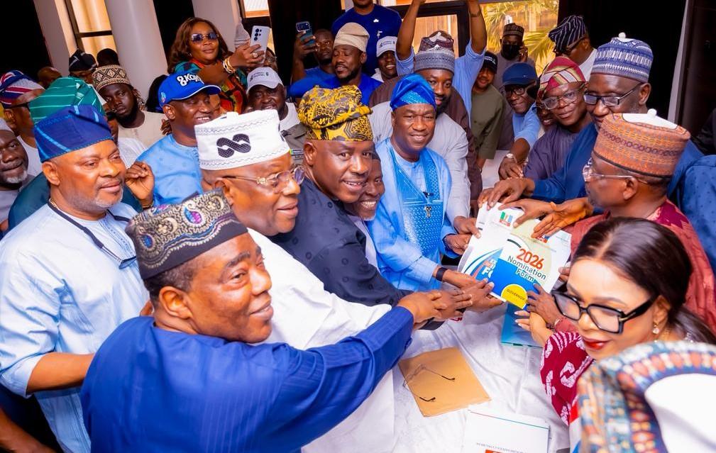 Lagos State Deputy Governor, Dr. Kadri Obafemi Hamzat (middle), flanked by chieftains of the All Progressives Congress, during the submission of his Expression of Interest and Nomination Forms for the 2027 Lagos State Governorship Election at the party’s National Secretariat, Abuja, on Thursday.