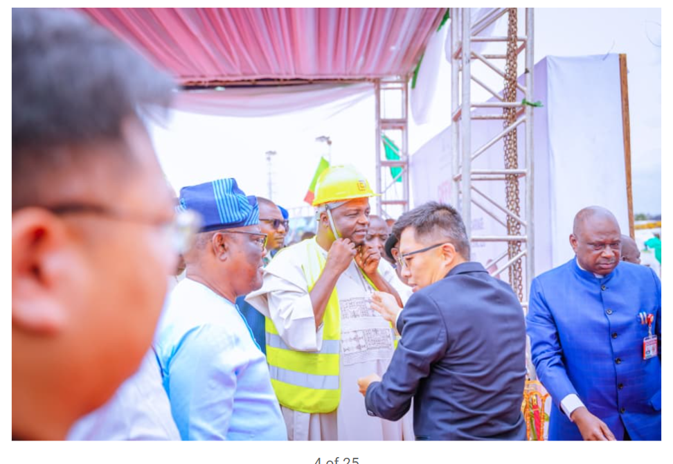Professor Yiwatday, Wike and othes at the road commissioning